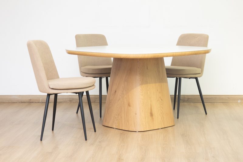 siya dining table + 4 cardiff chairs